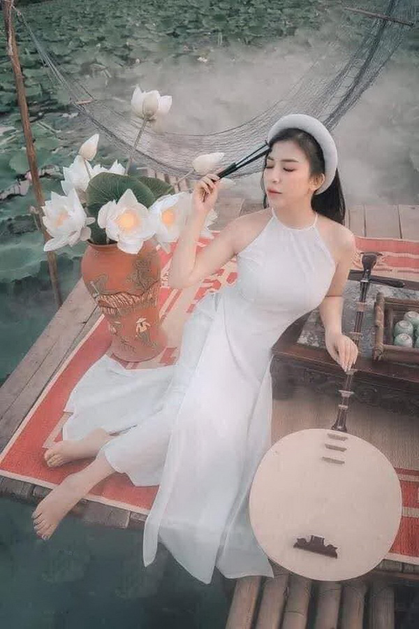 Thiếu nữ ngồi áo dài trắng, đàn nguyệt
