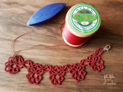 Collier de giroflées en frivolité, dentelle aux navettes