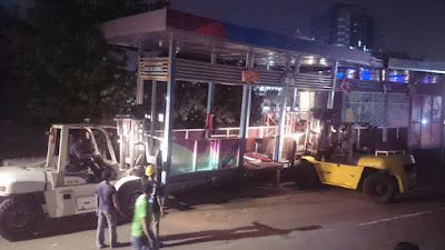 Joint Operation 2 unit Forklift 10 Ton memindahkah halte busway di jalan sisingamangaraja