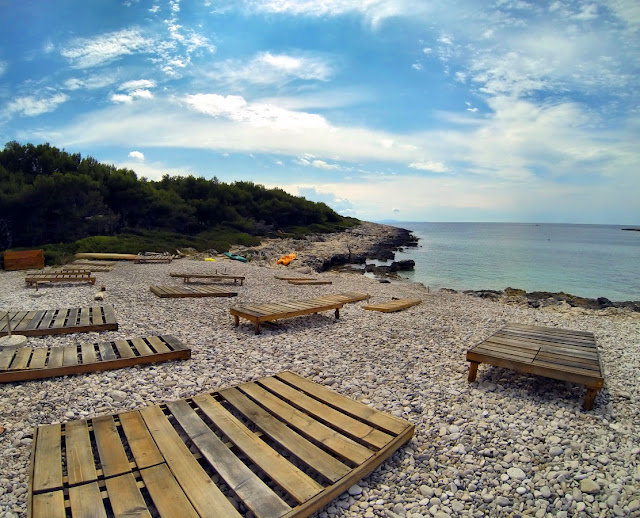 Naturystyczna Wyspa Jerolim Naga plaża