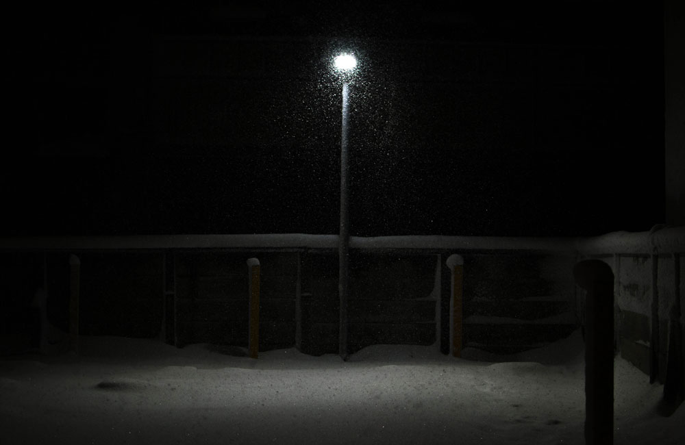 雪の降る街灯の写真