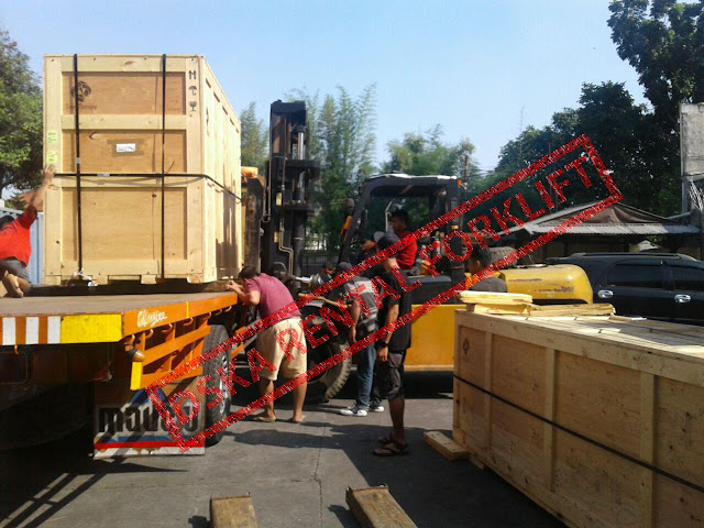 Forklift 10 Ton Sedang memindahkan sebuah mesin scanner dari atas truck untuk di masukkan ke dalam gudang di Cipayung - Jakarta Timur. (10 Tons Forklift were unloading a Scanner Machine from truck to put them at warehouse - Cipayung, East Jakarta)