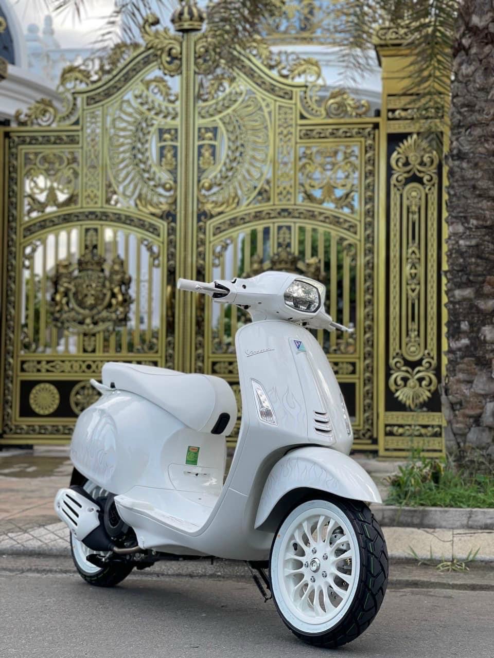 Tem trùm vespa sprint trắng đen  HOTLINE  0933986691 THOẠI