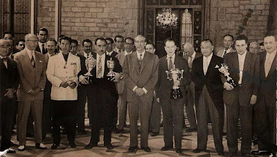 Jaume Lladó Lumbera con el trofeo de Campeón de España de Ajedrez 1956