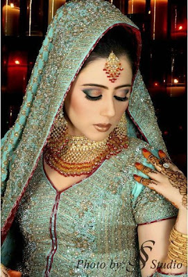 Bridal Jewelry Set 2012-2013  Brooches Rings Necklaces Earrings Bracelets Collection Latest Bridal Jewelry Set Bridal Jewelry Designs Bridal Jewellery Collection Indian Bridal Jewellery Bridal Jewellery In Pakistan Beautiful Pakistani Brides