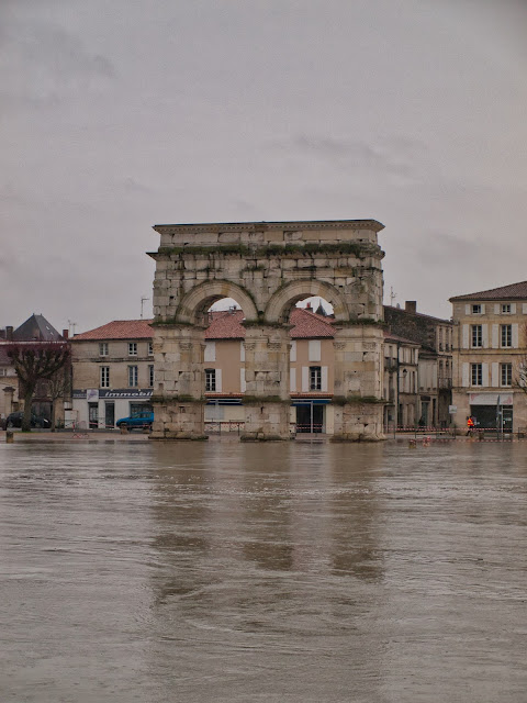 jiemve, l'Arc de Germanicus à Saintes inondé par la Charente