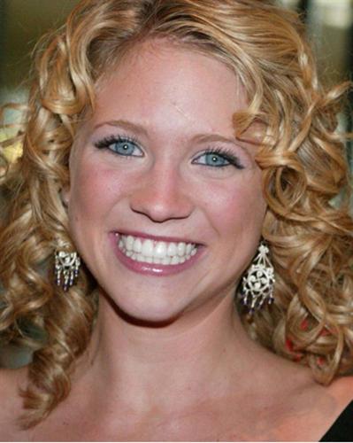 Brittany Snow  Hairstyles Photos dn493