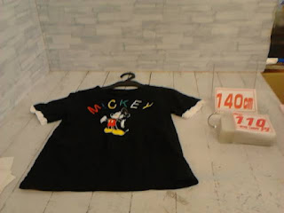 中古品　子供服　１４０ｃｍ　ブラック×ミッキープリント　半袖Tシャツ　１１０円