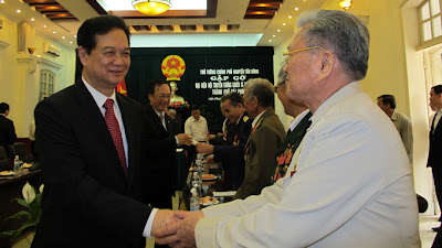 Thủ tướng Nguyễn Tấn Dũng trò chuyện cùng đại diện Hội truyền thống chiến sĩ Điện Biên Phủ tại TP Hải Phòng
