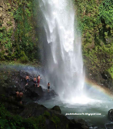 [http://FindWisata.blogspot.com] Mengeksplor Pesona Keindahan Air Terjun Lembah Pelangi Tanggamus