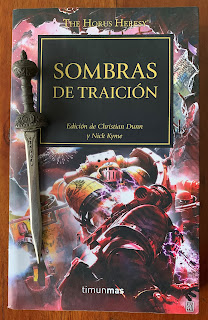 Portada del libro Sombras de traición, de varios autores