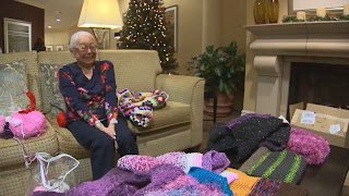Mujer de 93 años teje mantas para gatitos sin hogar