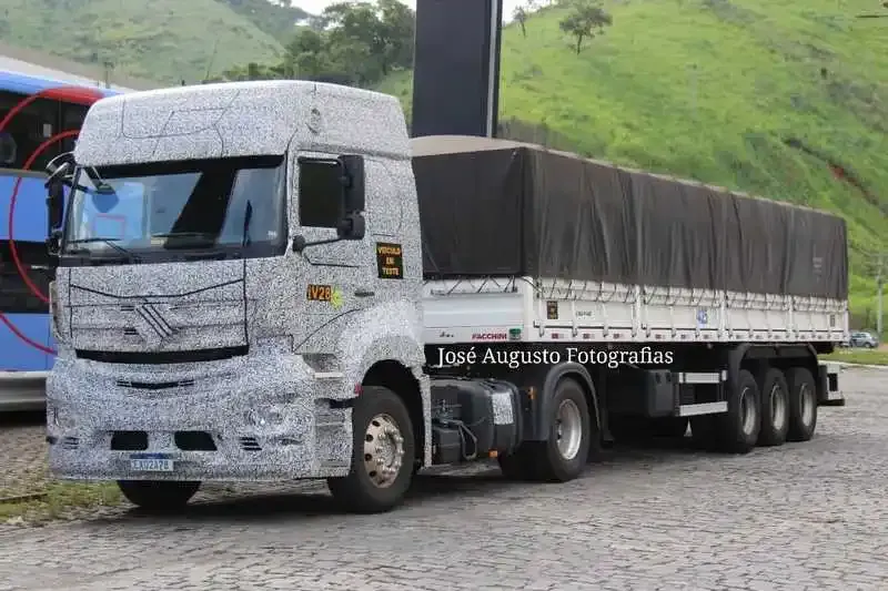 Novo cavalo mecânico Mercedes-Benz camuflado parado em posto de combustível