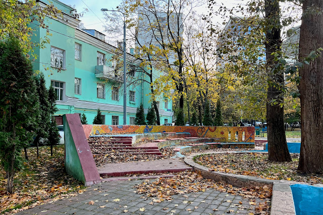 Новоалексеевская улица, дворы, детская площадка от завода «Водоприбор», жилой дом