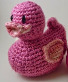 http://translate.google.es/translate?hl=es&sl=en&tl=es&u=http%3A%2F%2Fmonkeyhousecrochetpatterns.wordpress.com%2F2013%2F05%2F20%2Fjust-ducky-amigurumi-pattern%2F