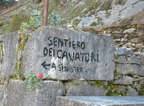 Indicazione del sentiero dei cavatori