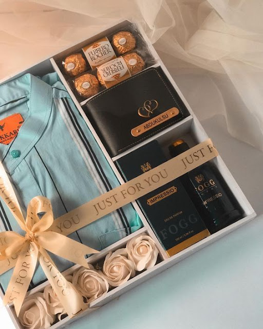 Caixa de presente para namorado com chocolate, flores, perfumes e blusa masculina