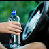 Το πρόστιμο που πληρώνουν όσοι πίνουν νερό ενώ οδηγούν
