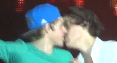 Harry-Styles-French-Kisses-Niall-Horan-on-Stage