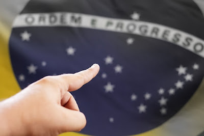bandeira do brasil mão apontando