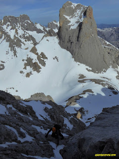 Fernando Calvo, Guia de alta montaña uiagm , picos de europa, , picu Urriellu , Naranjo de bulnes, Escalada en Picos de Europa. Rab, Lowe alpine, camp cassin 