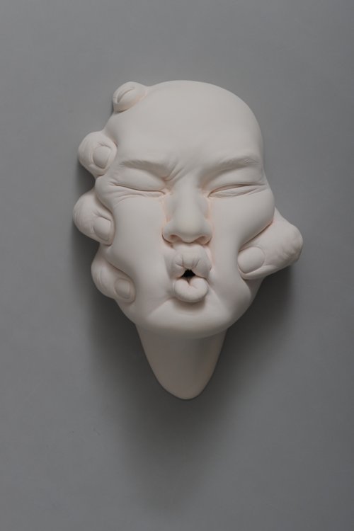 Johnson Tsang esculturas bizarras surreais mentes abertas sonhos lúcidos porcelana cerâmica rostos cabeças