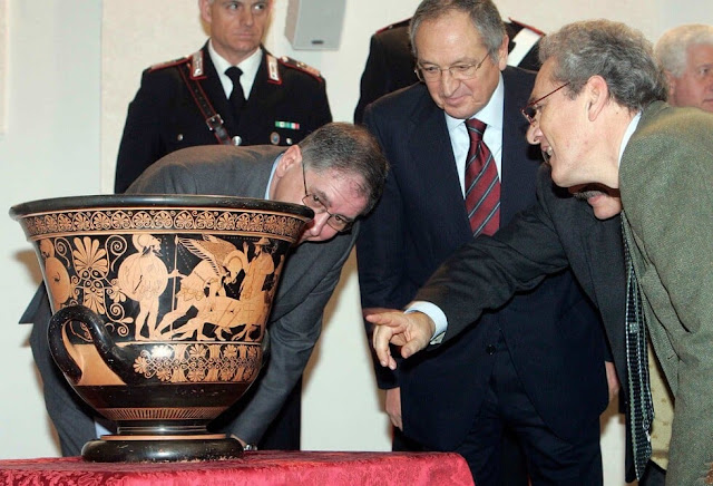 Ιταλοί αξιωματούχοι θαυμάζουν τον κρατήρα του Ευφρονίου, ο οποίος επιστράφηκε στη Ρώμη από το Μητροπολιτικό Μουσείο Τέχνης το 2008.