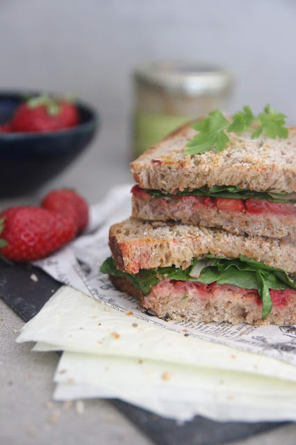 Cuillère et saladier : Sandwich grillé fraises-tapenade-blettes