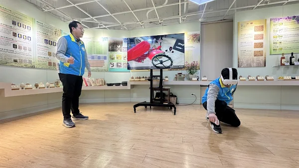 ▲臺中農改場助理研究員嚴仕函說明農業混合實境(MR)沉浸學習教材。（記者林明佑攝）