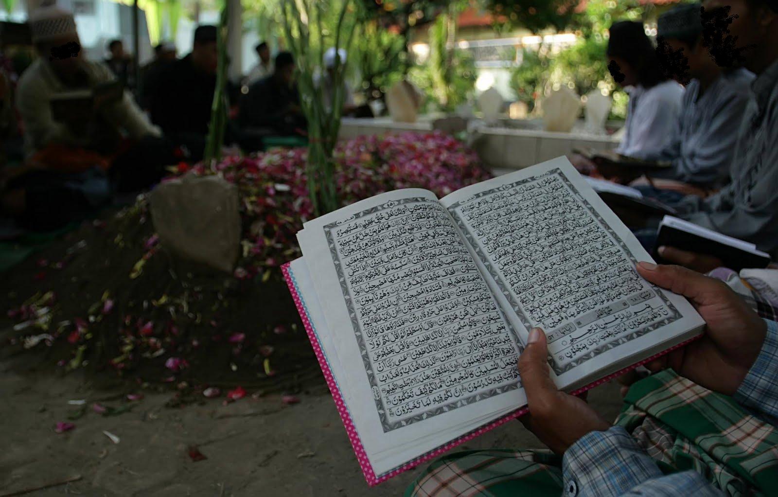 Hadits Tentang  Membaca Yasin di Kubur  Orang Tua Feehas s 