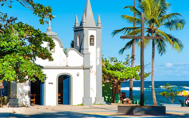 imagem da praia do forte_ igreja_coqueiro_praia