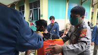 Gandeng Mahasiswa, Bhabinkamtibmas  Taman Sari Gencarkan Penyemprotan Disinfektan