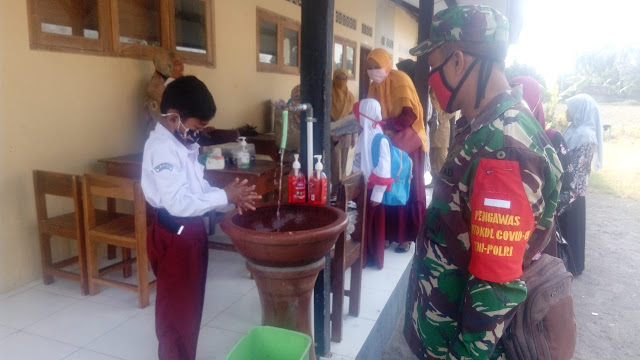 Babinsa Manisrenggo Sosialisasikan Protokol Kesehatan Di Sekolah