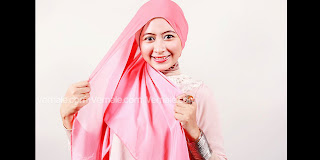 Cara memakai hijab segi empat dua warna 2