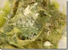 Pappardelle al pesto di salvia con mandorle e pecorino