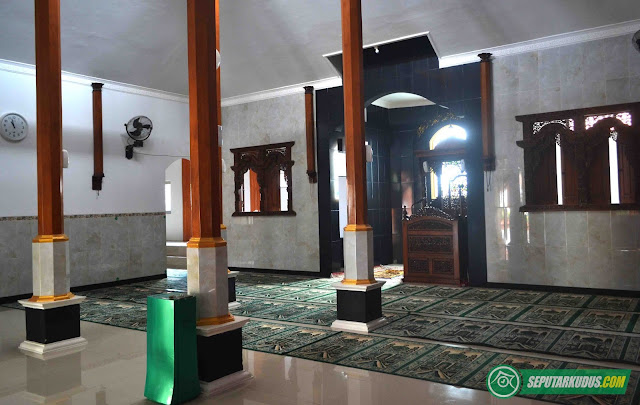 ruang utama masjid nganguk wali