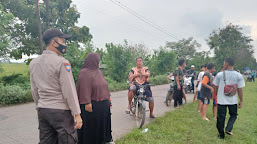 Ops Yustisi Prokes, Kapolsek Gabuswetan Bersama Anggota Bagikan Masker Gratis