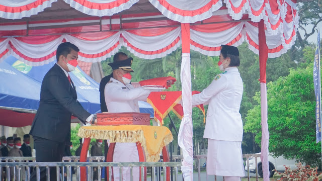 Hujan Deras Warnai Pengibaran Bendera HUT RI Ke 76 di Kabupaten Lingga