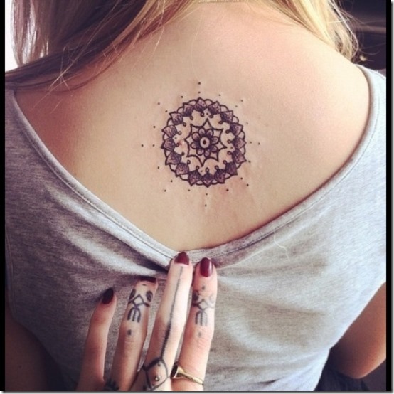 petit_mandala_dos_tatouage