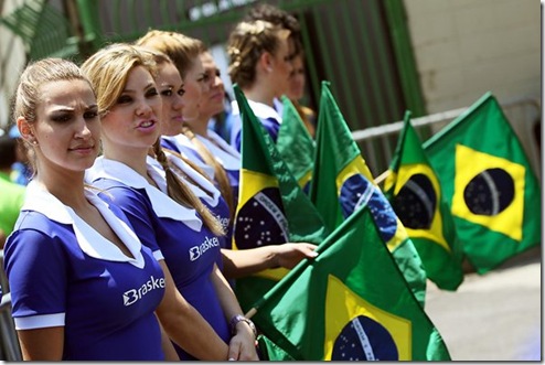 Photos Grid girls. Formula One World Championship, Rd 18, Brazilian Grand Prix, Race Day, Interlagos, Sao Paulo, Brazil, Sunday, 7 November 2010