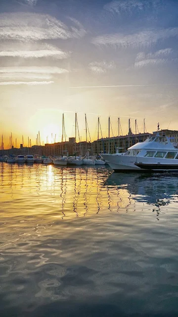 Pôr do Sol Barcos Ancorados no Cais