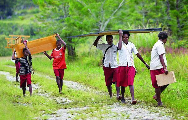 Merayakan HUT RI dalam Gubuk Otsus Papua yang Lapuk
