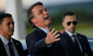  Em uma transmissão nacional na semana passada, Jair Bolsonaro pediu o fim do isolamento preconizado por seu próprio governo. '' Foto: Adriano Machado / Reuters