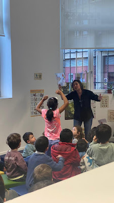 Narradora y niños/as asistentes