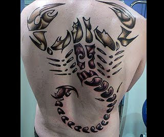 Scorpion tatuat pe intreg spatele