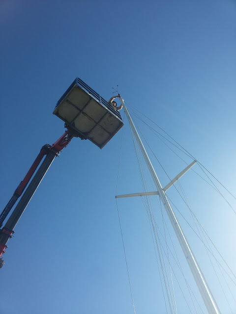 Cherry picker for working on the mast