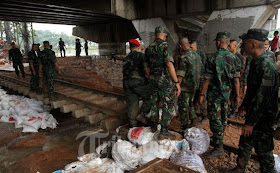 Anggota TNI Tidak Tidur 2 Hari Demi Tanggul Latuharhary