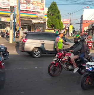 Antisipasi Kemacetan, Kanit Lantas Polsek Taktakan Polresta Serkot Melaksanakan Pengaturan Pagi