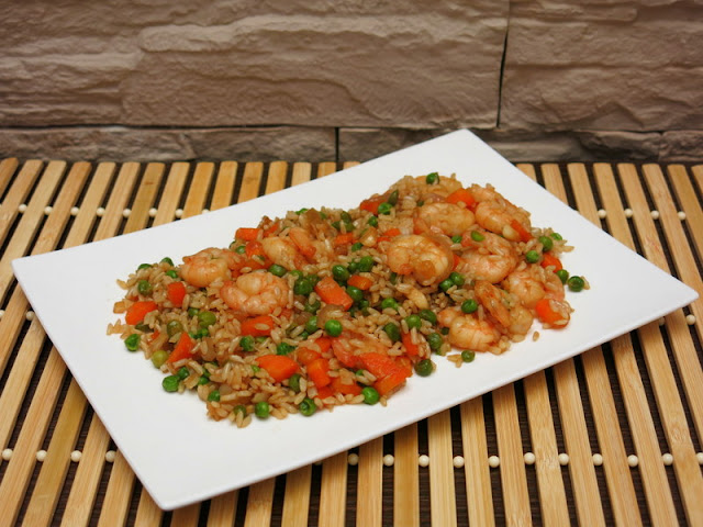 SALTEADO DE ARROZ CON GAMBAS Y GUISANTES