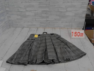 中古品　子供服　１５０ｃｍ　グレー　スカート　４９８円